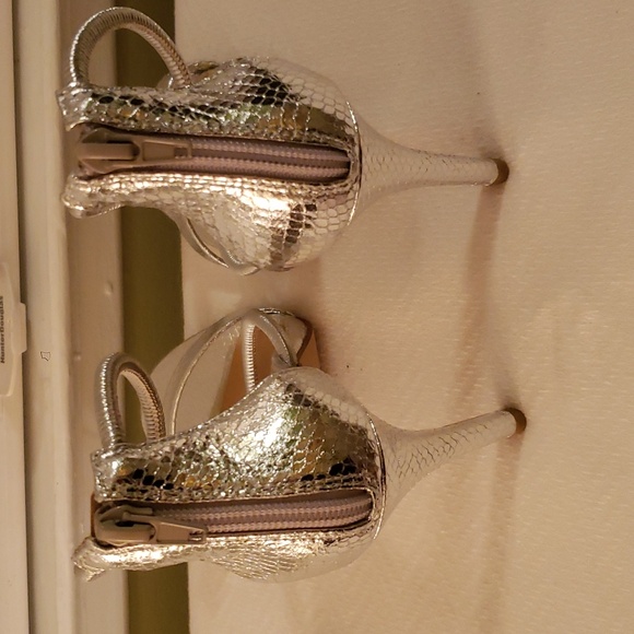 Steve Madden High Heel Strappy Silver Size 7.5 Zip up Heel - Picture 4 of 8
